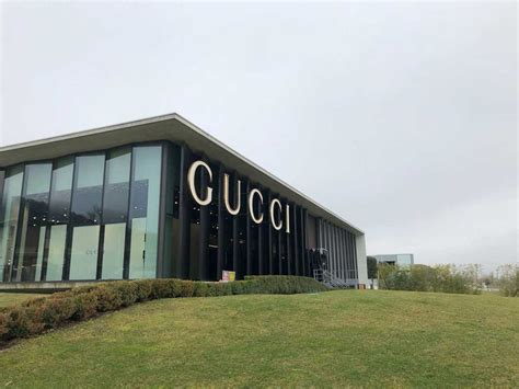 foto di gucci the mall firenze|gucci store leccio.